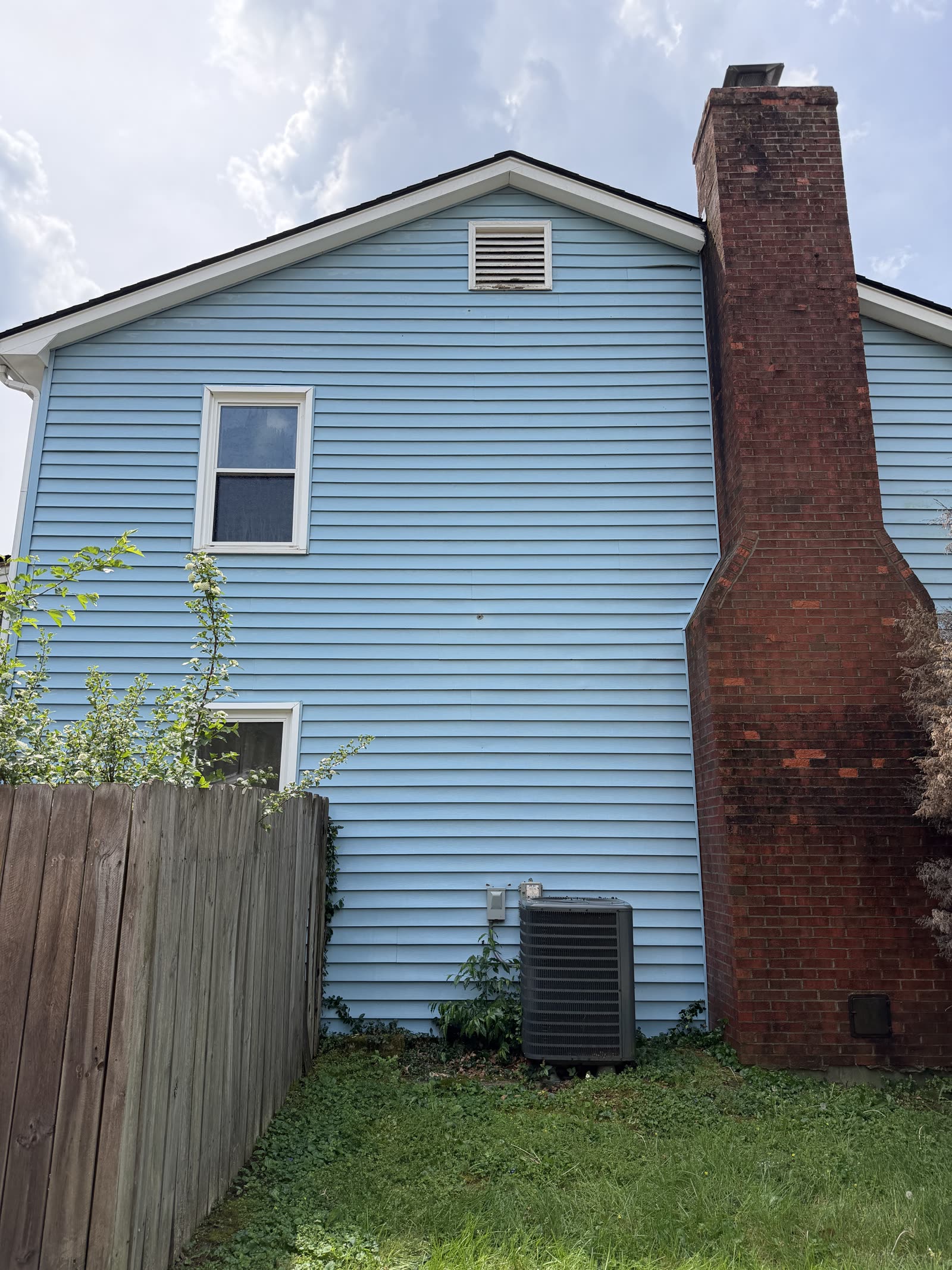 Blue vinyl siding after pressure washing in Central Kentucky